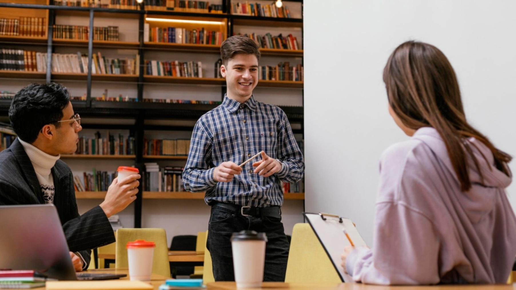 Emprendedores trabajando en estrategias financieras